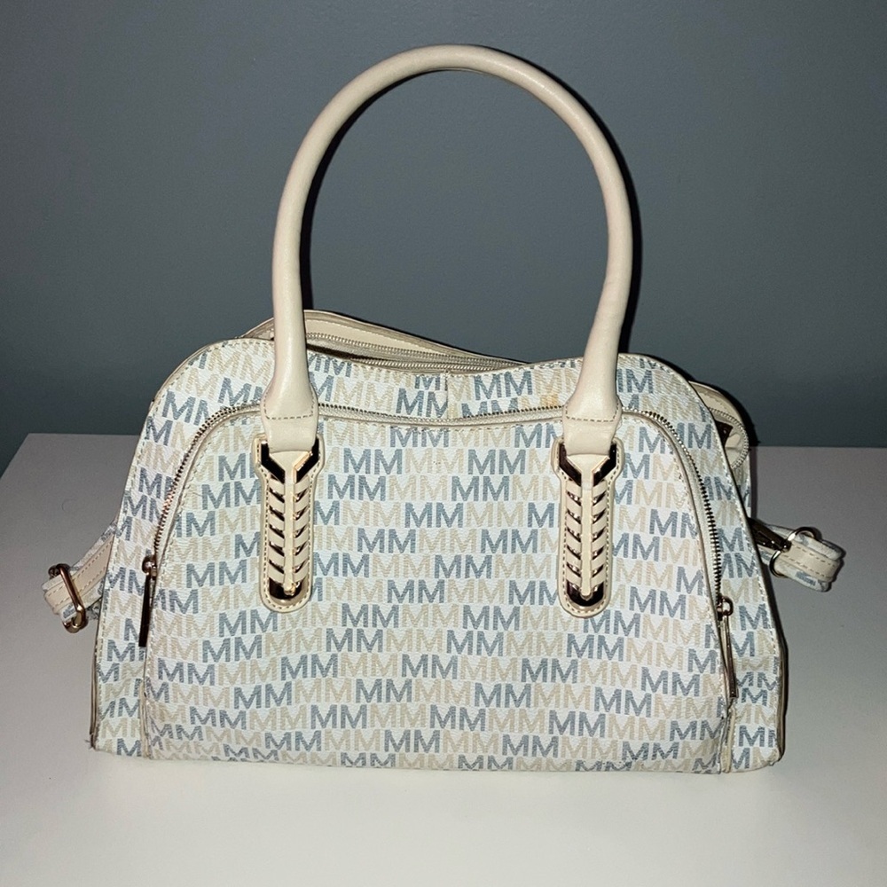 EUC 💖 MM medium Shoulder Handbag with plenty of storage capacity inside